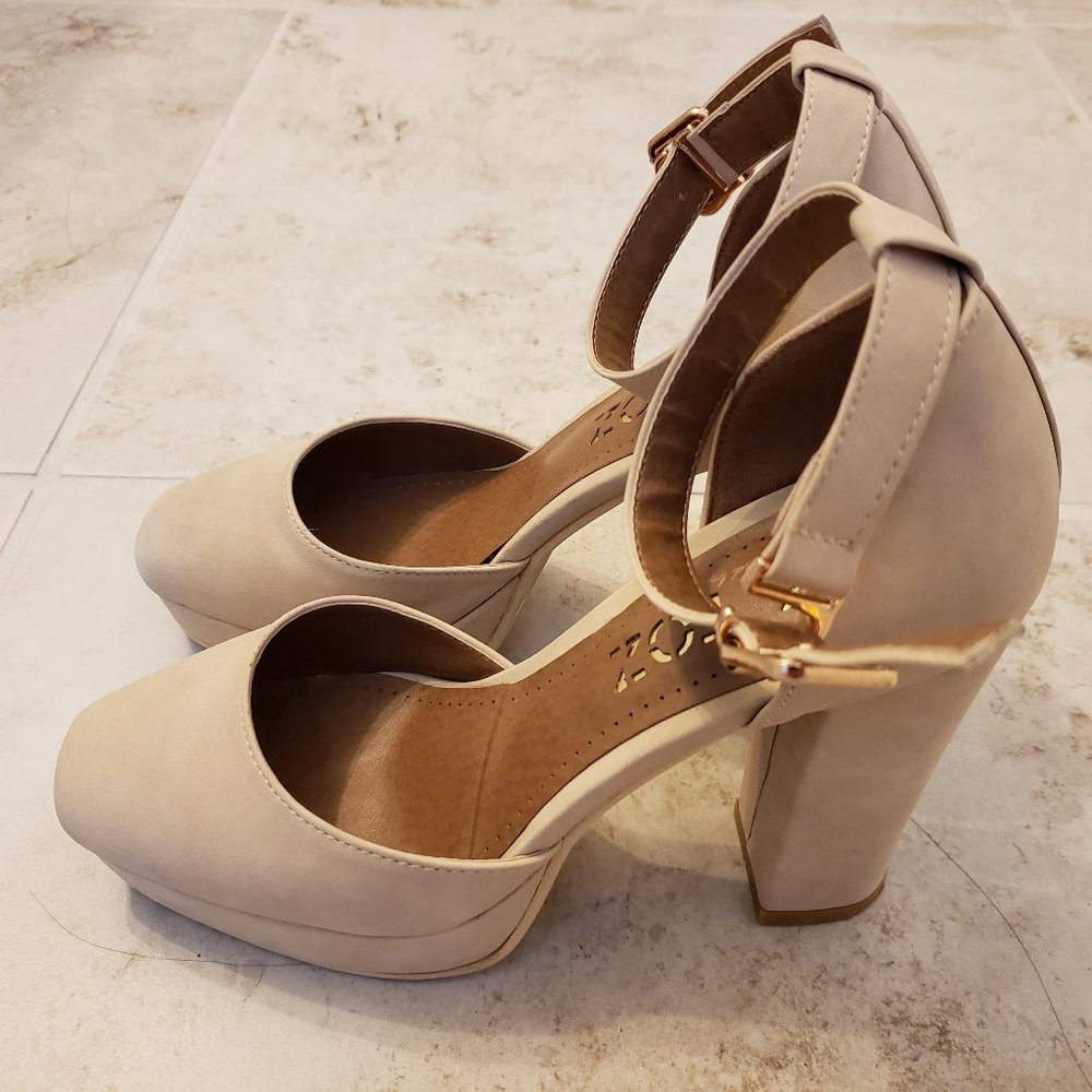 Platform Mary-Jane Pumps